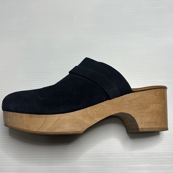 Andre Assous Signature Clogs in Navy - Picture 6 of 10